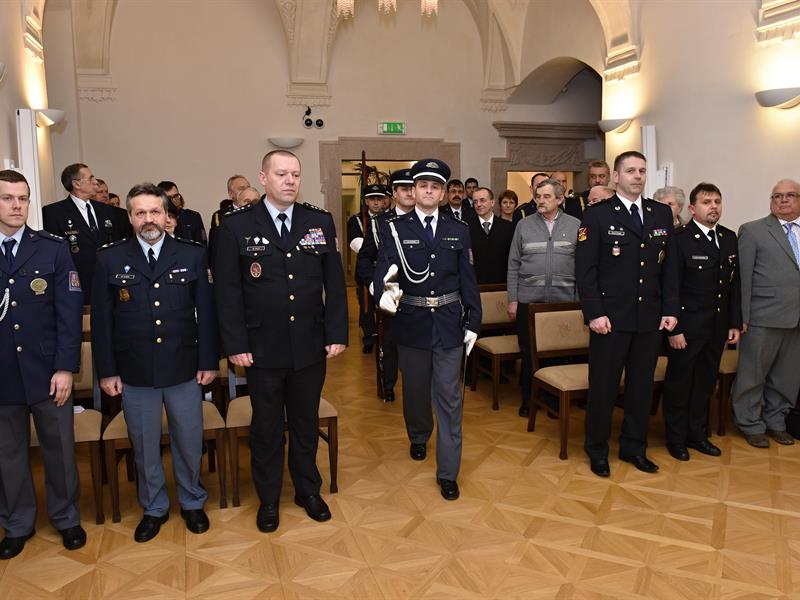 Ředitel hradeckého celního úřadu udělil ocenění při příležitosti  Mezinárodního dne celníků | Celní správa ČR
