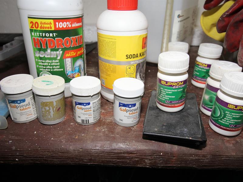 Celníci odhalili a zarazili mezinárodní obchod s léky obsahujícími  prekurzory drog a také nelegální výrobu metamfetaminu | Celní správa ČR